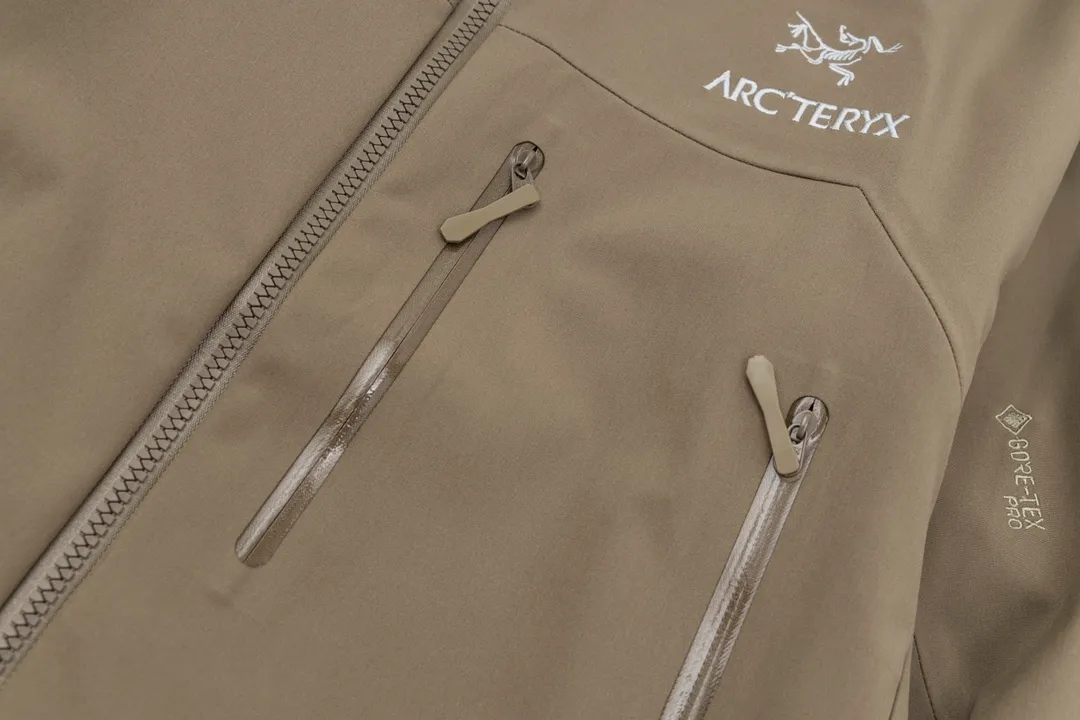 ARCTERYX beta SV ZP YKK ， ， ， 。 Beta LT ， 。 bluesign@ N 3LGORE-TEX ， Wear-Resistant， 、 Breathable， 。 Storm Hood™ ， Water Tight™ ， ， ， 。 BETA： 。 ， Wear-Resistant。 GORE-TEX： 、 、Breathable 。 ，VISLON ， Velcro ， Zip-in， ARC TERYX